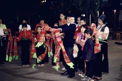 Mặc dù đã 89 tuổi nhưng Nghệ nhân Lò Văn Biến vẫn luôn hết mình truyền dạy xòe Thái cho các thế hệ trẻ với mong muốn bảo tồn và phát huy di sản nghệ thuật. Ảnh: TTXVN phát