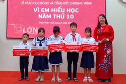 Lãnh đạo tỉnh Thừa Thiên - Huế trao học bổng cho các học sinh có hoàn cảnh khó khăn vươn lên trong học tập. Ảnh: Tường Vi - TTXVN