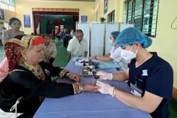 Bác sĩ khám sức khỏe cho người cao tuổi huyện Võ Nhai. Ảnh: TTXVN phát