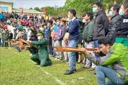 Trò chơi bắn nỏ trong Ngày hội. Ảnh: Đức Thọ - TTXVN