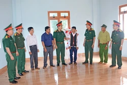 Binh đoàn 15 bàn giao nhà từ nguồn kinh phí Binh đoàn hỗ trợ cho người dân tộc thiểu số tại làng Krêl2, xã Ia Krêl, huyện Đức Cơ (Gia Lai). Ảnh: Hồng Điệp - TTXVN