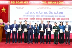 Bí thư Trung ương Đảng, Chủ tịch Ủy ban Trung ương Mặt trận Tổ quốc Việt Nam Đỗ Văn Chiến và Bí thư Trung ương Đảng, Trưởng ban Dân vận Trung ương Bùi Thị Minh Hoài tặng sách cho đại diện một số cơ quan, đơn vị. Ảnh: Minh Đức – TTXVN