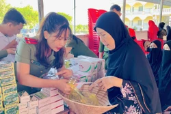 Các y, bác sĩ Bệnh xá Công an tỉnh An Giang cấp thuốc miễn phí cho người dân. Ảnh: Công Mạo-TTXVN