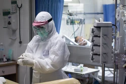 Nhân viên y tế điều trị cho bệnh nhân COVID-19 tại bệnh viện ở Bangkok, Thái Lan. Ảnh: AFP/ TTXVN