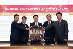 Phó Thủ tướng Vũ Đức Đam và Tổng Giám đốc Thông tấn xã Việt Nam Nguyễn Đức Lợi cùng các đại biểu thực hiện nghi thức khai trương Trang thông tin Đại hội đại biểu toàn quốc lần thứ XIII của Đảng. Ảnh: Dương Giang - TTXVN