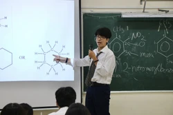 Học sinh Trường THPT Nguyễn Du (Quận 10, Thành phố Hồ Chí Minh) được trải nghiệm trong chương trình "Một ngày làm giáo viên" do nhà trường tổ chức. Ảnh: Thu Hoài - TTXVN