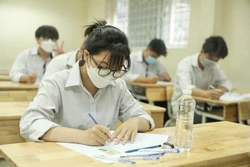Thí sinh chuẩn bị bước vào môn thi đầu tiên môn Ngữ Văn. Ảnh: Minh Quyết - TTXVN