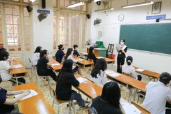 Thí sinh làm thủ tục, nghe phổ biến quy chế thi tại điểm thi Trường THPT Trần Phú. Ảnh: Thanh Tùng - TTXVN