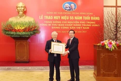 Đồng chí Võ Văn Thưởng, Ủy viên Bộ Chính trị, Thường trực Ban Bí thư trao Huy hiệu 55 năm tuổi Đảng tặng Tổng Bí thư Nguyễn Phú Trọng. Ảnh: Trí Dũng – TTXVN