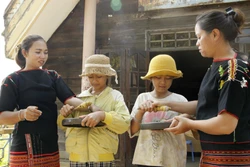 Lớp truyền dạy đánh cồng chiêng cho thế hệ trẻ tại huyện Krông Ana trong khuôn khổ dự án. Ảnh: TTXVN
