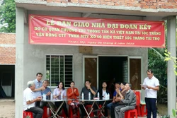 Toàn cảnh Lễ bàn giao nhà Đại đoàn kết cho hộ bà Trần Thị Mỹ Vân. Ảnh: Trung Kiên - TTXVN