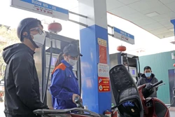 Mua, bán xăng, dầu tại một điểm kinh doanh xăng dầu (Hà Nội). Ảnh: Trần Việt - TTXVN