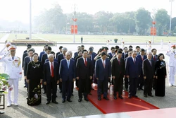 Kỷ niệm Ngày sinh Chủ tịch Hồ Chí Minh 19/5: Lãnh đạo Đảng, Nhà nước vào Lăng viếng Bác