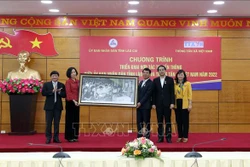 Tổng giám đốc Thông tấn xã Việt Nam Vũ Việt Trang trao tặng bức ảnh lưu niệm cho tỉnh Lào Cai. Ảnh: Quốc Khánh - TTXVN