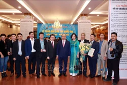 Chủ tịch nước Nguyễn Xuân Phúc, Tổng biên tập báo Nhân Dân Lê Quốc Minh và Tổng giám đốc TTXVN Vũ Việt Trang cùng các nhà báo của TTXVN. Ảnh: Thống Nhất – TTXVN