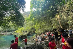 Đông đảo du khách trong trang phục cờ đỏ sao vàng hành hương về nguồn tại Khu di tích Quốc gia đặc biệt Pác Bó dịp lễ 30/4-1/5 năm 2023. Ảnh: Chu Hiệu-TTXVN