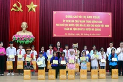 Phó Chủ tịch nước Võ Thị Ánh Xuân tặng quà cho trẻ em huyện Hà Quảng. Ảnh: Văn Đạt-TTXVN