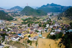 Chính sách chi trả dịch vụ môi trường rừng phần nào đã giúp bộ mặt nông thôn xã Lũng Cú, huyện Đồng Văn, tỉnh Hà Giang có nhiều thay đổi. Ảnh: Nam Thái - TTXVN