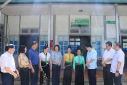 Các đại biểu Quốc hội tỉnh Sơn La và lãnh đạo huyện Thuận Châu trao đổi với cử tri. Ảnh: TTXVN phát