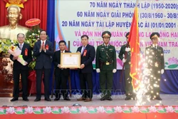 Bí thư Tỉnh ủy Ninh Thuận Nguyễn Đức Thanh trao tặng Huân chương Lao động hạng Nhì của Chủ tịch nước cho Đảng bộ huyện Bác Ái. Ảnh: Công Thử - TTXVN