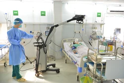 Diễn tập tình huống điều trị hồi sức cho các ca bệnh COVID-19 nặng tại Bệnh viện Dã chiến số 13 (Thành phố Hồ Chí Minh). Ảnh: Đinh Hằng - TTXVN
