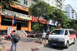 Nhà hàng Pizza 106 Trần Thái Tông được phong tỏa, để các nhân viên y tế làm công tác phòng dịch. Ảnh: Thành Đạt - TTXVN 