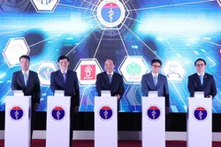 Thủ tướng Nguyễn Xuân Phúc và các đại biểu thực hiện nghi thức khánh thành kết nối 1000 cơ sở khám, chữa bệnh từ xa. Ảnh: Thống Nhất – TTXVN