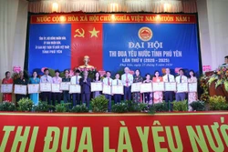 Trao bằng khen của Chủ tịch Ủy ban nhân dân tỉnh Phú Yên cho các cá nhân điển hình thi đua yêu nước tiên tiến, tiêu biểu, xuất sắc. Ảnh: Phạm Cường-TTXVN ​