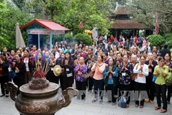 Dâng hương tưởng niệm các Vua Hùng