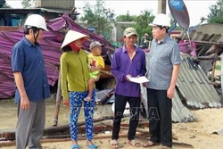 Khắc phục hậu quả bão số 5: Huy động tối đa lực lượng giúp ngư dân lai dắt tàu thuyền bị chìm