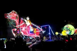 Độc đáo mô hình đèn Trung thu khổng lồ ở Tuyên Quang