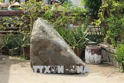 Người dân hiếu kỳ đến xem khối đá nổi trên mặt nước ở Long An đã giảm hẳn