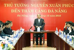 Thủ tướng Nguyễn Xuân Phúc thăm Cảng Đà Nẵng và Trung tâm phối hợp tìm kiếm cứu nạn hàng hải Việt Nam Khu vực II