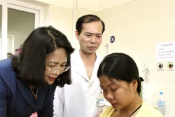 Phó Chủ tịch nước Đặng Thị Ngọc Thịnh tặng quà bệnh nhi ung thư