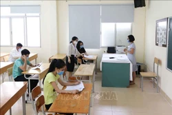 Thí sinh thi tốt nghiệp THPT 2020 đợt 2 làm thủ tục dự thi tại điểm thi Trường THPT Việt - Đức (quận Hoàn Kiếm, Hà Nội). Ảnh: Thanh Tùng - TTXVN
