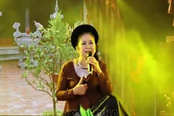 Nghệ nhân ưu tú Phan Thị Kim Dung, ở làng Mọc Quan Nhân (nay thuộc phường Nhân Chính, quận Thanh Xuân, Hà Nội) luôn dành hết tình yêu, niềm đam mê của mình cho nghệ thuật truyền thống, đặc biệt là hát xẩm. . Ảnh: TTXVN phát