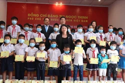Phó Chủ tịch nước Đặng Thị Ngọc Thịnh tặng quà cho học sinh là con em công nhân làm việc tại Khu công nghiệp Điện Nam-Điện Ngọc. Ảnh: Đoàn Hữu Trung - TTXVN