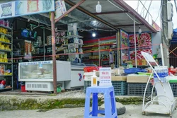Các quầy hàng được chăng dây hạn chế khách mua hàng vào khu vực quán. Ảnh: Xuân Tư – TTXVN 
