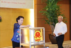 Chủ tịch Quốc hội Nguyễn Thị Kim Ngân và các Phó Chủ tịch Quốc hội tham gia ủng hộ. Ảnh: Trọng Đức - TTXVN