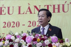 Tân Bí thư Tỉnh ủy Kiên Giang Đỗ Thanh Bình công bố danh sách 14 đồng chí vào Ban Thường vụ Tỉnh ủy Kiên Giang khóa XI sáng 17/10. Ảnh: Hồng Đạt - TTXVN