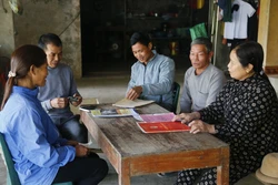 Bà Trần Thị Oanh (đầu tiên, phải sang) luôn thể hiện vai trò gương mẫu trong việc thực hiện các nghị quyết của Chi bộ. Ảnh: Nam Sương - TTXVN