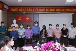 Phó Giám đốc BHXH tỉnh Lai Châu, Dương Quốc Tuấn trao tặng thẻ BHYT cho người dân có hoàn cảnh đặc biệt khó khăn của huyện biên giới Nậm Nhùn. Ảnh: Quý Trung – TTXVN 