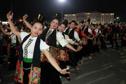 Trình diễn màn Xòe Thái. Ảnh: Hữu Quyết - TTXVN
