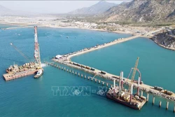Dự án Cảng biển tổng hợp Cà Ná đang được thi công trên biển. Ảnh: Công Thử - TTXVN 