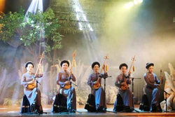 Tiết mục hát then - đàn tính do các nghệ sĩ của Nhà hát ca múa nhạc dân gian Việt Bắc biểu diễn. Ảnh: Hoàng Nguyên - TTXVN 