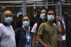 Người dân đeo khẩu trang phòng dịch COVID-19 tại New York, Mỹ. Ảnh: AFP/TTXVN 