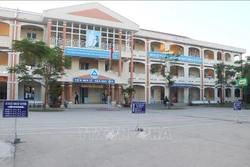 Trường THCS Nguyễn Trãi, thành phố Vĩnh Long, tỉnh Vĩnh Long phân luồng các hướng đi vào lớp cho học sinh. Ảnh: Lê Thúy Hằng - TTXVN