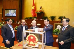 Lãnh đạo Đảng, Nhà nước và đại biểu Quốc hội bỏ phiếu. Ảnh: Doãn Tấn - TTXVN 