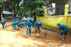 Lực lượng dân quân tự vệ niên thành phố Hà Giang khẩn trương khắc phục hậu quả mưa lũ tại các tuyến đường giao thông. Ảnh: Minh Tâm-TTXVN