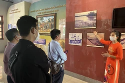 Khách tham quan Khu di tích Vàm Nhựt Tảo, nơi ghi dấu chiến công hiển hách của Anh hùng dân tộc Nguyễn Trung Trực (huyện Tân Trụ, tỉnh Long An). Ảnh: Đức Hạnh - TTXVN